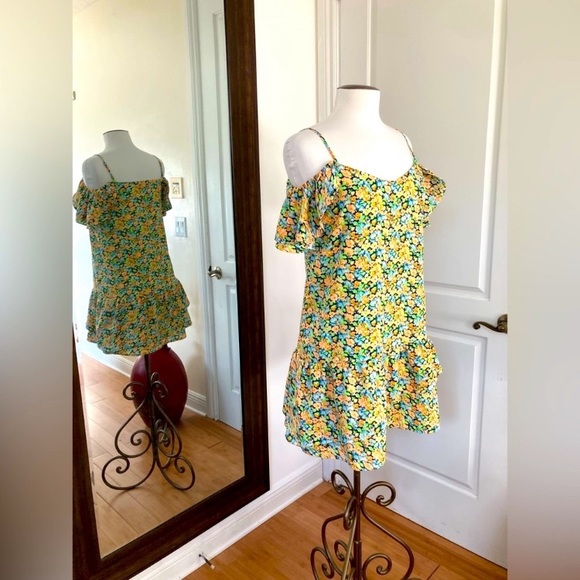 Davi & Dani Off Shoulders Dress - Picture 8 of 10